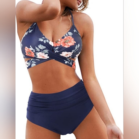 Bikini - Picture 2 of 4